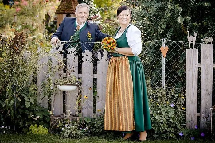 Liebe per Mausklick: Nachdem sie sich vor drei Jahren auf einer Datingplattform kennengelernt hatten, schlossen coronabedingt im kleinen Kreis Roswitha Schipfer aus Kalsdorf und Karl Schipfer aus St. Johann im Saggautal den Bund der Ehe. Gemeinsam verbringt das Paar ihre Freizeit in der Natur, im Garten oder auf Reisen.