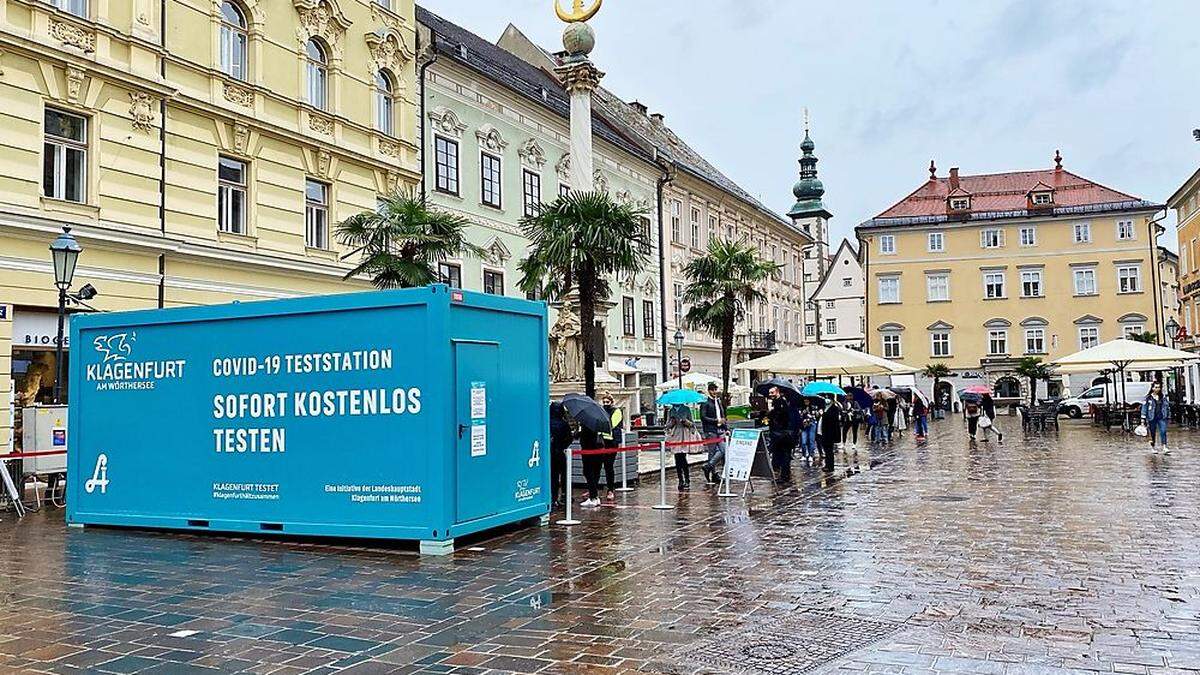 Lange Schlangen im Regen vor dem Container auf dem Alten Platz