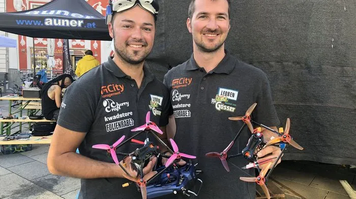 Die Quadrocopter, mit denen die beiden Piloten die Qualifikation für die Finalrunden schafften, können im freien Gelände bis zu 160 Kilometer pro Stunden fliegen.