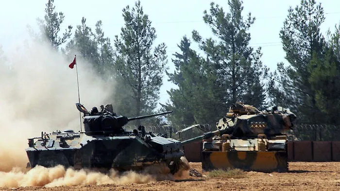 Türkischer Panzer im Grenzort Jarablus