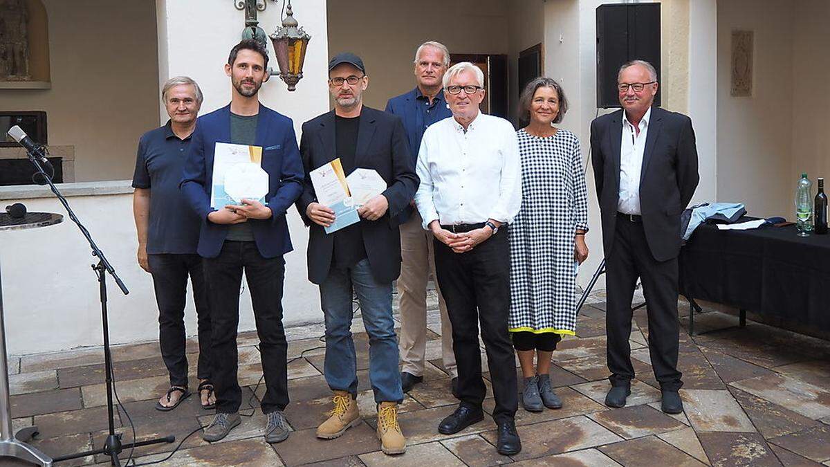 Organisator Ewald Ulrich mit den Gewinnern Norbert Galler und Markus Hell, Vizebürgermeister Ludersdorf-Wilfersdorf Peter Moser und  Gemeinderat Gleisdorf Alois Reisenhofer, Lyrikerin Gertrude Grossegger, Bürgermeister Ludersdorf-Wilfersdorf Hans-Peter Zaunschirm (v.l.)