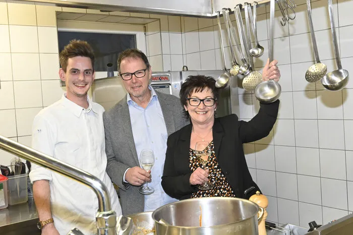 Erinnerungen an die Spittaler Lehrzeit: Naschenweng mit Lehrmeister Meinhard Wirnsberger mit Gattin Gerda in der Küche der Altdeutschen Weinstube.