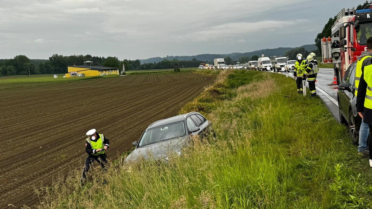 Zwei Pkw landeten im Straßengraben; es bildete sich Stau