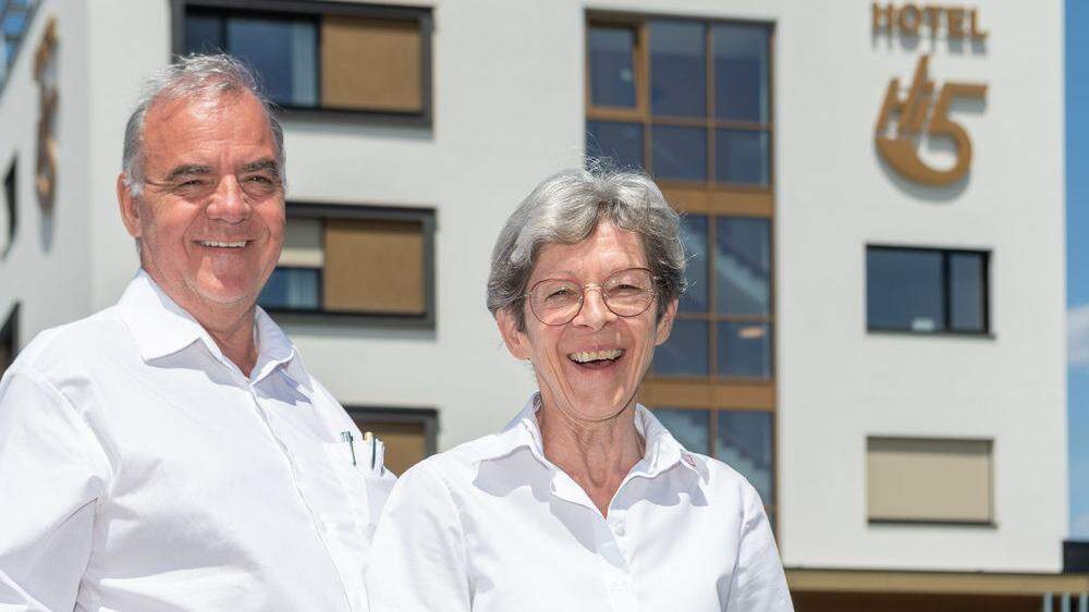 Voller Energie: Ulrike Essl-Silberschneider und Gerald Silberschneider vor ihrem neuen Hotel	