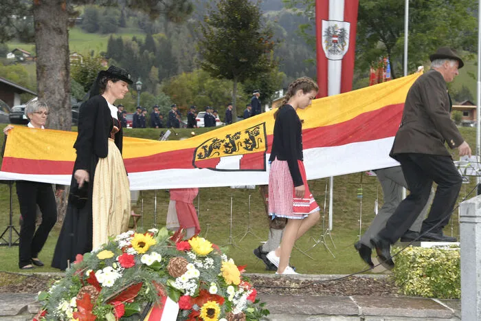 Die Kärntner Fahne, symbolisch hochgehalten von der Rangersdofer Jugend.