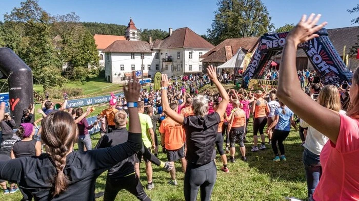 Rund 800 Läuferinnen und Läufer stellten sich dem "Wildsau Dirt Run" beim Schloss Gutenberg. Dabei wurden sie laut Veranstalter von etwa 300 Zuschauern angefeuert.