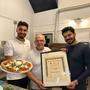 Die Zack Noodles Inhaber  Mahmut Hasyalcin und Akif Görgülü mit dem neuen Pizzakoch