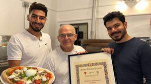 Die Zack Noodles Inhaber  Mahmut Hasyalcin und Akif Görgülü mit dem neuen Pizzakoch