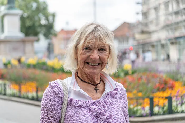 Christina Mauthner, 69, glaubt fest an den Sinn der Maskenpflicht. "Der eine hustet, der andere war da und dort, die Maske bringt wirklich etwas", sagt die Pensionistin aus St. Peter. Als sie einmal ihre Maske vergessen hätte, sei sie vom Bussteig umgekehrt und hätte sich extra eine neue Maske gekauft. Wenn es nach ihr ginge, bliebe die Maskenpflicht auf jeden Fall, bis es einen Impfstoff gibt. 