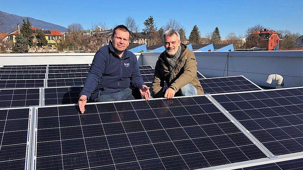 Lam-Research Geschäftsführer Walter Lerch (rechts) und Georg Smounig präsentieren die neue Photovoltaik-Anlage
