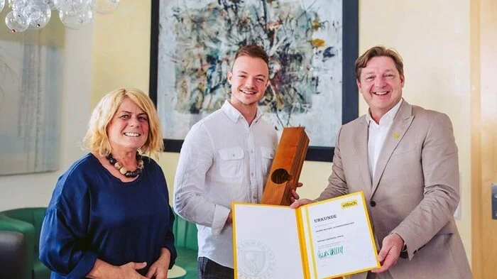 Vizebürgermeisterin Gerda Sandriesser und Bürgermeister Günther Albel gratulieren Gironcoli-Preisträger Michael Schwarzenbacher 