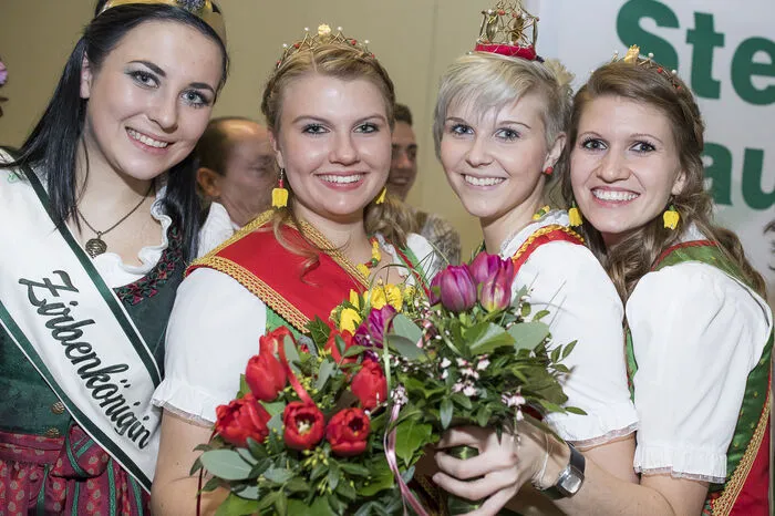 Und auch etliche Königinnen und Prinzessinnen stürmten den Ball.