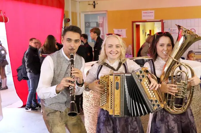 Übrigens: Für den musikalischen Aufputz sorgten die Stadtkapelle Althofen, die „Ebersteiner Kirchtagsmusi“ sowie die „Geschwister Scharf“(Foto), die aus dem Lavanttal „eingeflogen“ wurden. 