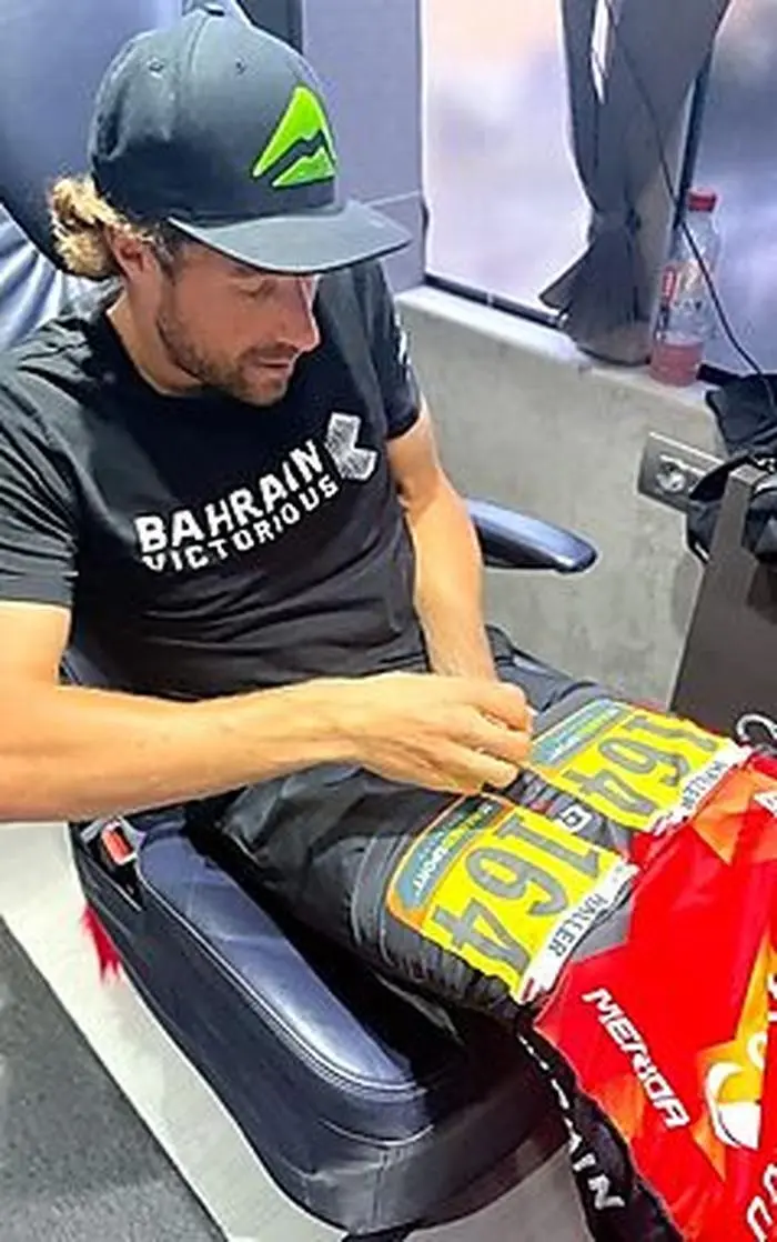 Marco Haller beim Montieren der Startnummer