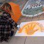 In Feldkirchen wird beleuchtet und gesprayt, um auf Gewalt gegen Frauen aufmerksam zu machen