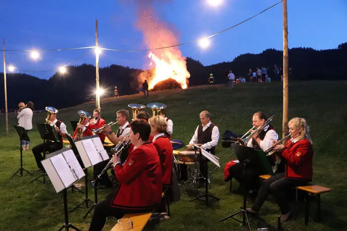 Für Musik und Un­ter­hal­tung sor­gte die Trach­ten­ka­pel­le Tif­fen unter Obmann Harald Domenig.