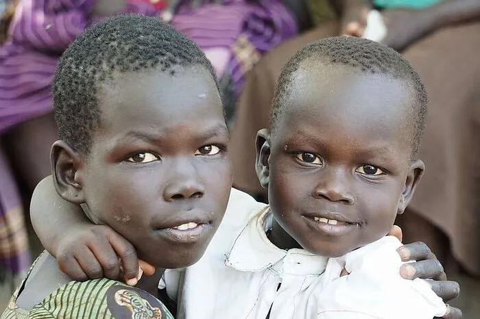 Kinder auf der Flucht. Viele haben auf der Flucht vor dem Bürgerkrieg im Südsudan ihre Eltern oder andere Familienmitglieder verloren und stranden alleine in den Flüchtlingslagern in Uganda