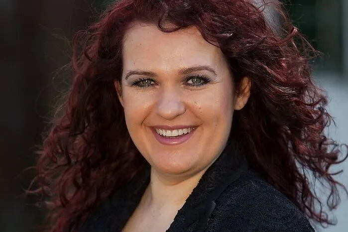 Claudia Schönbacher, FPÖ-Chefin: „Es ist eingetreten, was wir befürchtet haben – ein Automatismus bei Sozialunterstützungen samt Anreiz für noch mehr Zuwanderer. Nach 100 Tagen im Amt zeigt sich die Koalition wenig präsent, rühmt sich mit Projekten, die unter schwarz-blau auf Schiene gebracht wurden und betreibt sonst nur eine reine Ankündigungspolitik.“