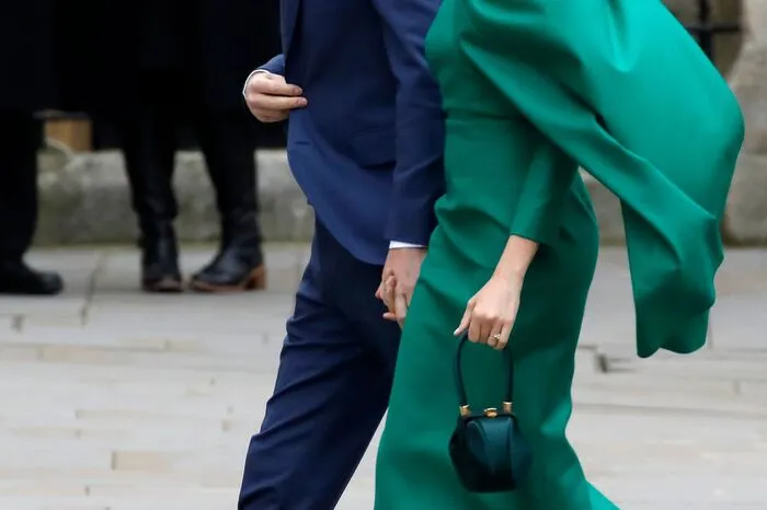 Schirmherrschaft hier, Spendenaufruf da: Wohltätige Projekte gehören zu den Kernaufgaben eines Royals. Die soziale Ader wollen Harry und Meghan sich erhalten. Unter dem Dach ihrer gemeinnützigen Organisation Archewell wollen sie Bildungsprogramme und Initiativen mit Fokus auf Themen zu Gesundheit und allgemeinem Wohlbefinden bündeln. Der Name, der wohl nicht zufällig an Sohn Archie erinnert, ist offiziell eine Zusammensetzung des altgriechischen Wortes "Arche" als Quelle des Handelns und "Well" als reichhaltige Quelle.