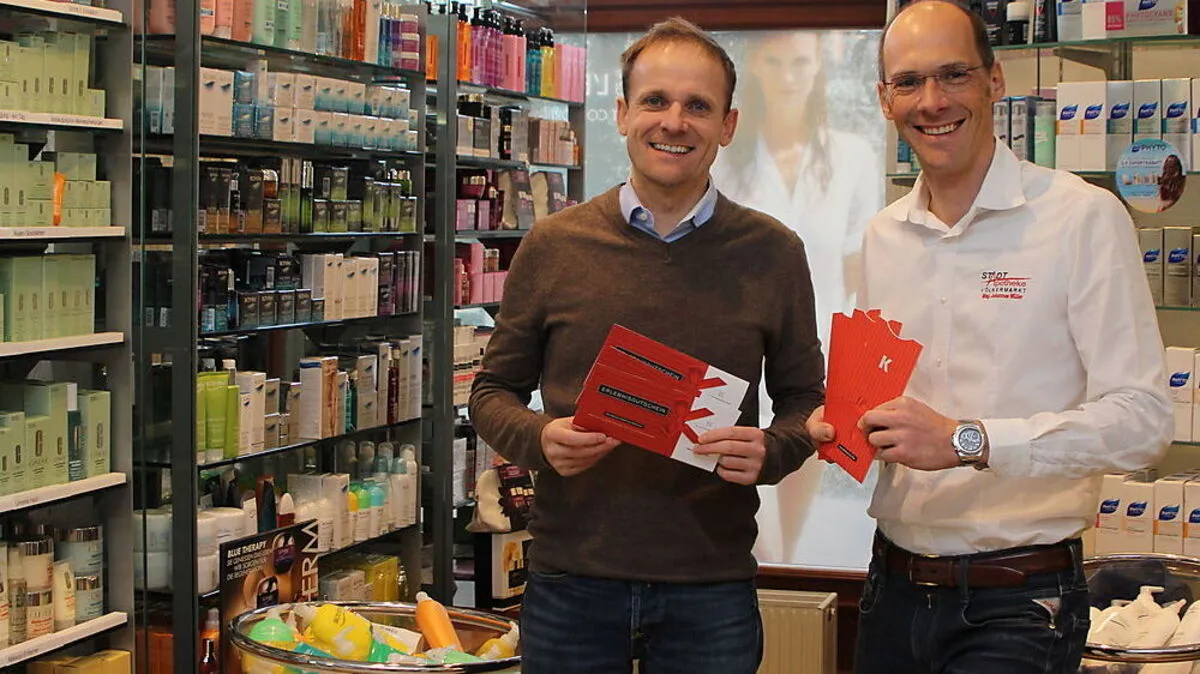 Walter Doljar (links) und Johann Müller von der Stadtapotheke