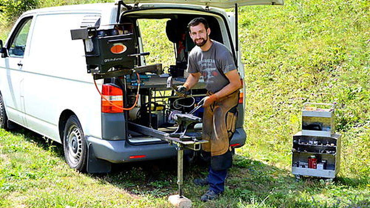 Hufschmied Andreas Steiner tourt mit seinem Werkstattbus durch Kärnten