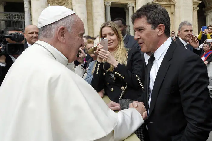 Der spanische Schauspieler Antonio Banderas und seine Freundin Nicole Kimpel treffen Papst Franziskus am 13. April 2016 im Vatikan