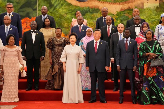 Gruppenfoto | Chinas Präsident Xi Jinping und seine Frau Peng Liyuan posieren mit afrikanischen Politikern vor dem Eröffnungsbankett des Forums für die Zusammenarbeit zwischen Afrika und China.