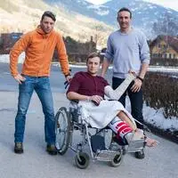 Antonio La Regina nach dem Unfall mit seinen beiden Lebensrettern im Bezirkskrankenhaus Lienz