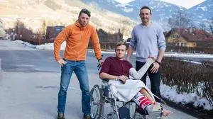 Antonio La Regina mit seinen beiden Lebensrettern