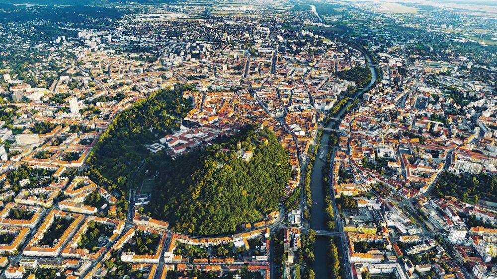 So fantastisch ist Graz und sein Schlossberg von der Luft aus