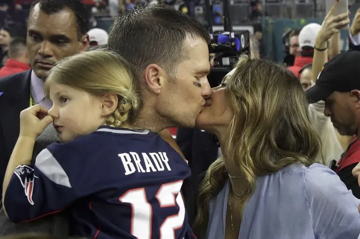 Bündchen und Brady hatten sich durch einen gemeinsamen Freund kennengelernt. Sie heirateten Anfang 2009 in einer katholischen Kirche in Santa Monica, noch im selben Jahr kam ihr Sohn Benjamin zur Welt, bald danach Tochter Vivian.  