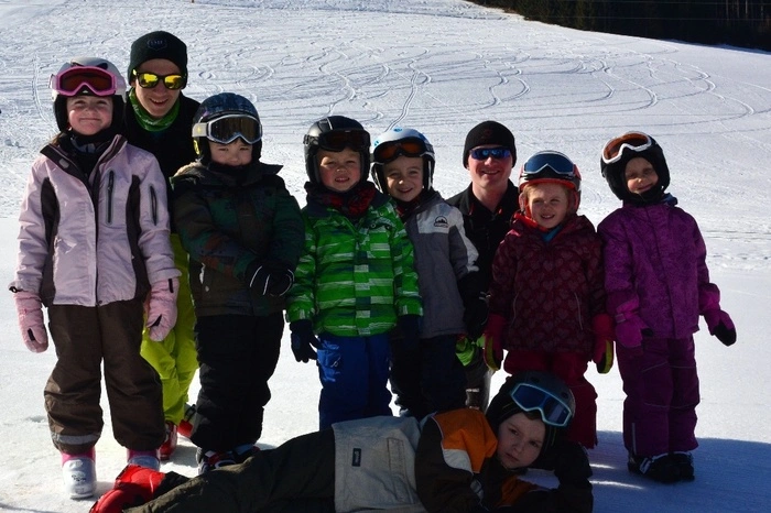Kursleiter Wolfgang Egger und sein Team von 20 staatlich geprüften Lehrwarten, Kinderbetreuern und Helfern sorgten bei ausgezeichneten Pistenverhältnissen am Skilift Kleinlobming für gute Laune bei den Kindern.