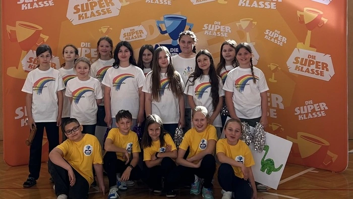 Zu sehen sind 15 Kinder in Reih und Glied