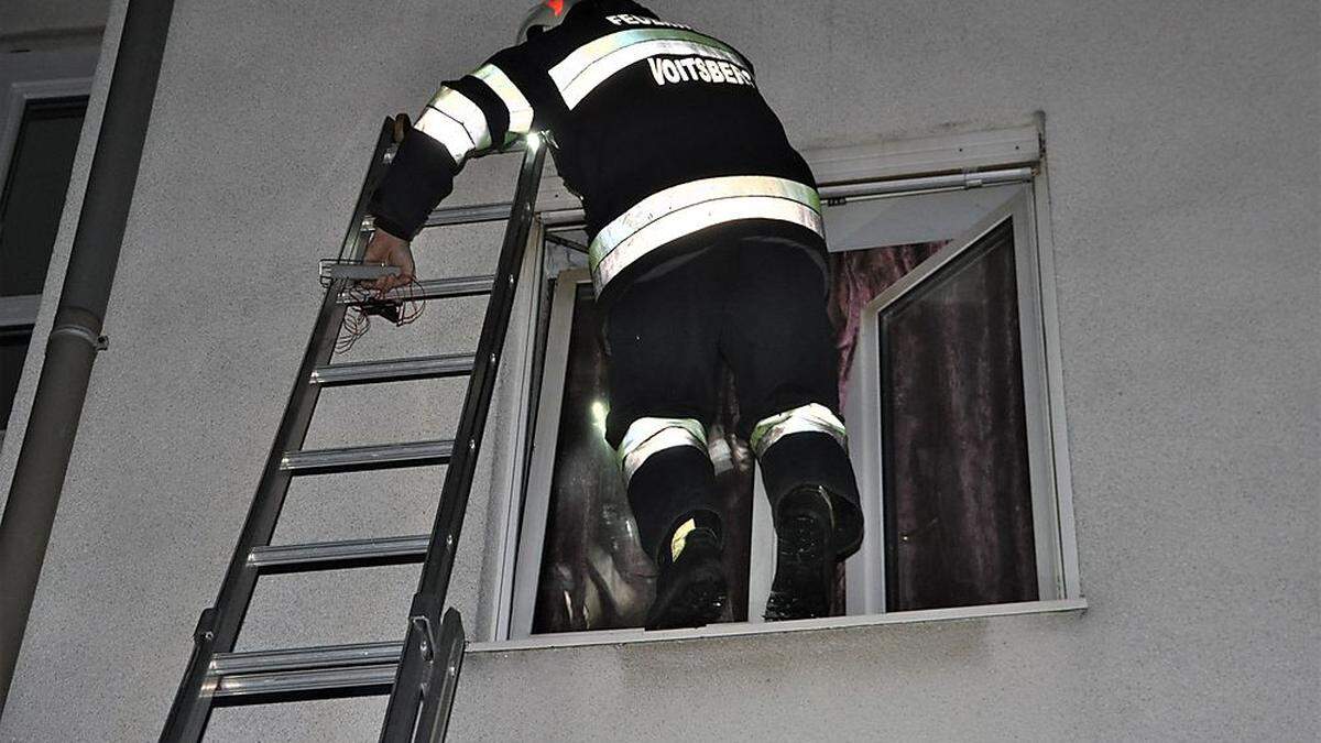 Über ein gekipptes Fenster gelangte die Feuerwehr in die Wohnung