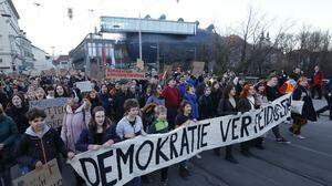 Teilnehmer während der Veranstaltung „Gemeinsame Demonstration für Menschenrechte und Demokratie“ am Samstag, 03. Februar 2024, in Graz. 