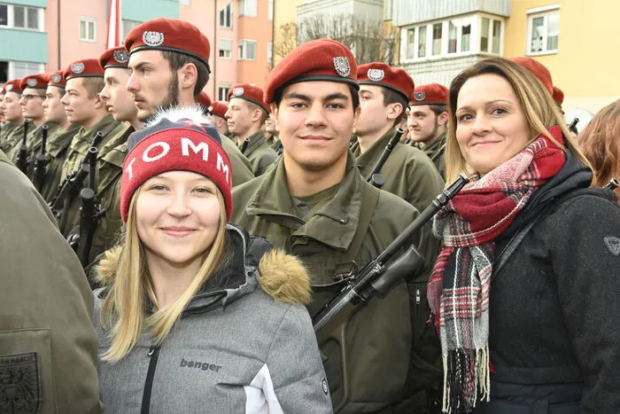 Stolz auf die jungen Soldaten, die Familienmitglieder.