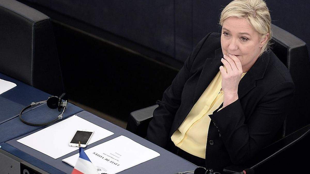 Wem schuldet Marine Le Pens Partei nun eigentlich Geld?