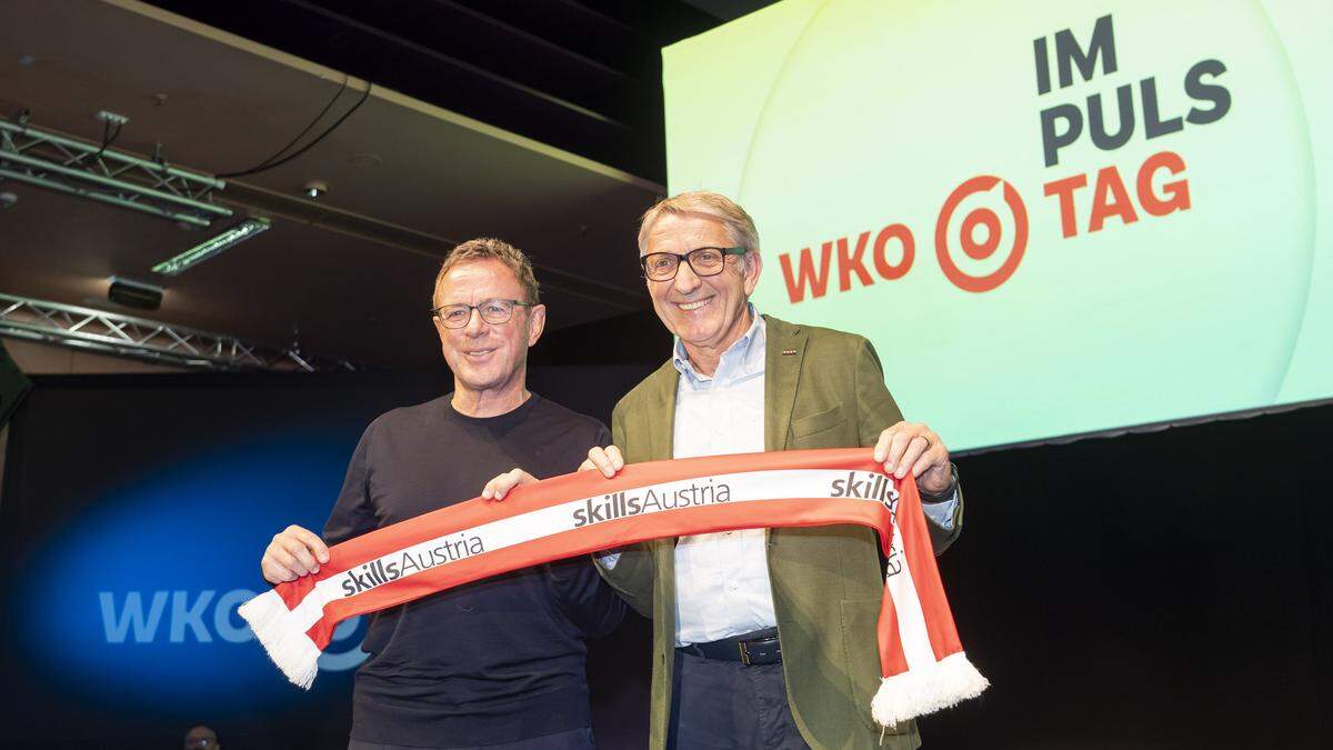 Josef Herk überreicht ÖFB-Teamchef Ralf Rangnick einen SkillsAustria-Schal