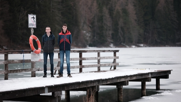 An „ihrem“ Tatort: die beiden Jungautoren Alexander Troger (links) und Samuel Grimm aus Osttirol