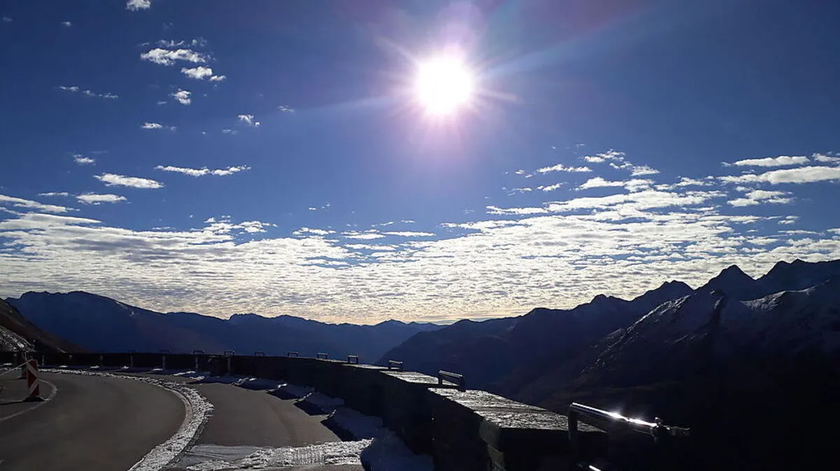 Die Sonne lacht noch einmal zwischen den Wolken durch 