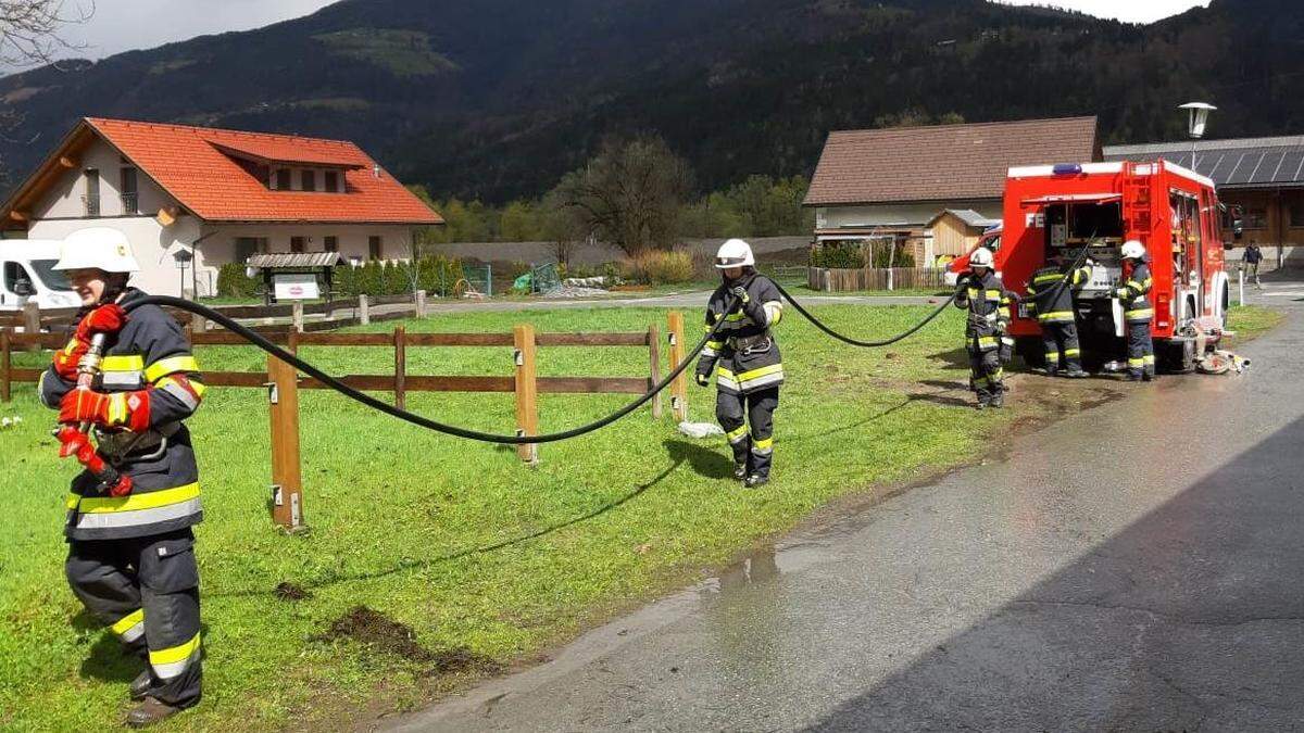 Die jungen Feuerwehrleute sind für die Löscharbeiten bereit