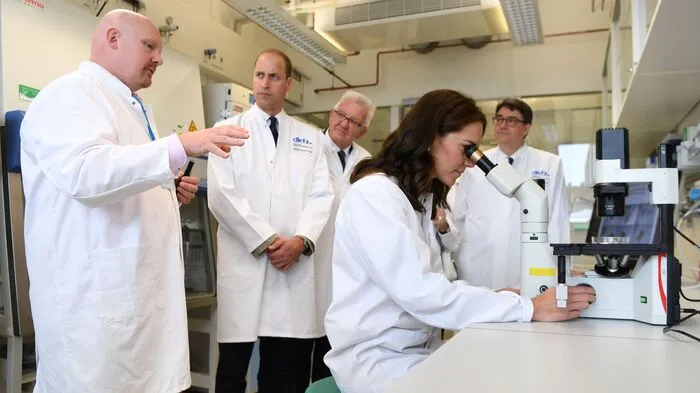 Zunächst statteten Prinz William und Herzogin Kate dem Deutschen Krebsforschungszentrum (DKFZ) einen Besuch ab