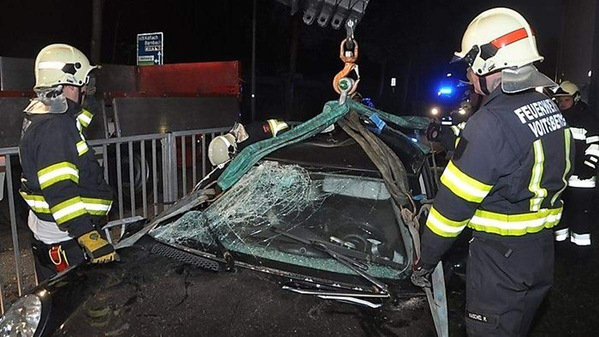 Die FF Voitsberg musste das Unfallwrack bergen