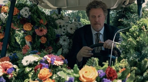 Nicholas Ofczarek als pedantischer Friedhofsmitarbeiter Heli Wondratschek