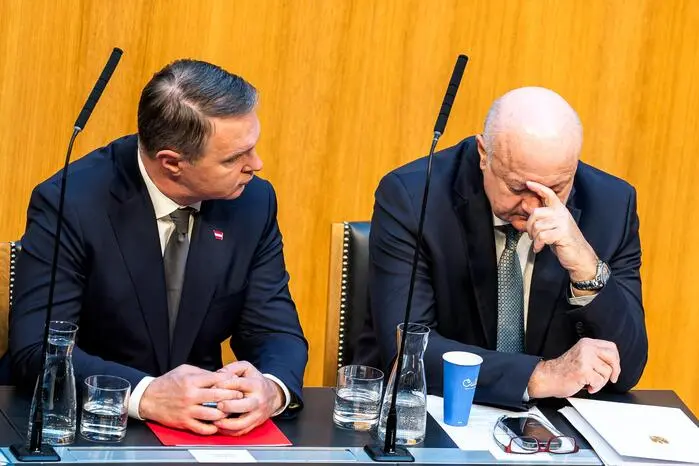 Nach der Regierungserklärung verließ der erkrankte Kanzler den Plenarsaal.