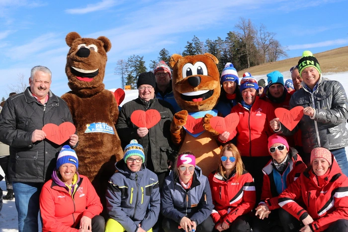 Gruppenfoto mit dem Petzen Team und den Schilehrern.
