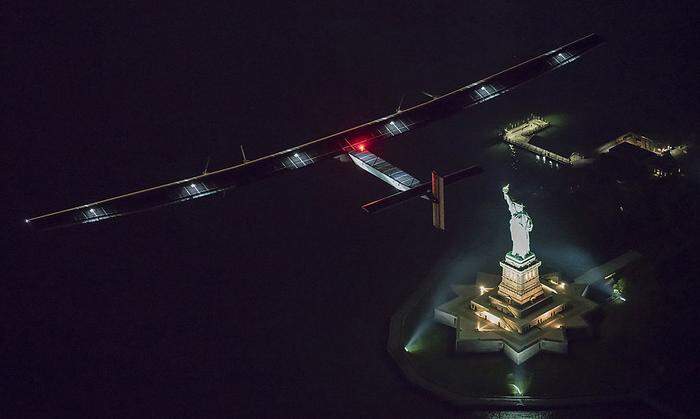 Vorbei an der Freiheitsstatue: die "Solar Impulse 2"  
