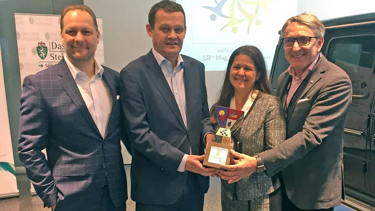 Ausgezeichnet: Kurt Bachmaier und Hansjörg Tutner von Magna mit Landesrätin Doris Kampus und Wirtschaftskammerpräsident Josef Herk (von links)