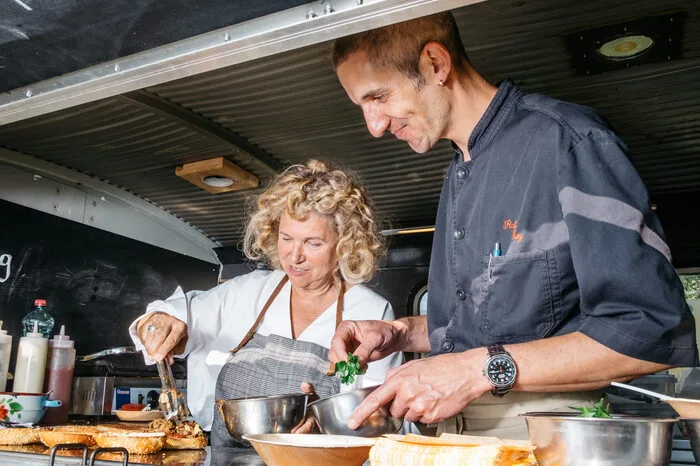 Kult-Wirtin Haja Molcho und Falkensteiner Sous-Chef Ralf Fritz zelebrierten die Fusion von steirischer mit orientalischer Küche im Neni-Food Truck.