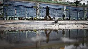  Eine Person geht an der Mauer der Erinnerung an die Gefallenen für die Ukraine in Kiew entlang